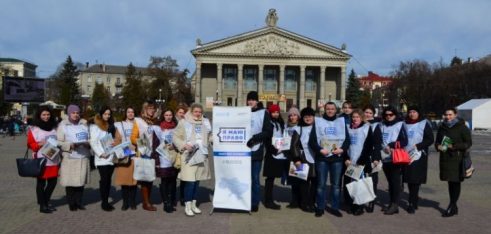 Мобільний пункт консультування працював на центральній площі міста Тернополя