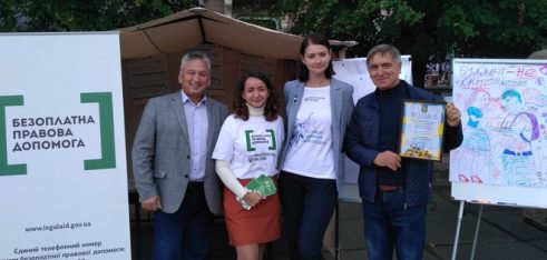 У центрі Чернівців школярі створили антибулінгові малюнки