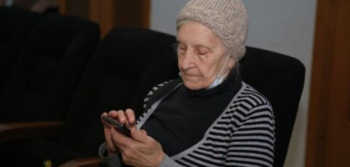 Не передавати дані кредитних карток та користуватися перевіреними сайтами: слухачів Університету третього віку у Дніпрі вчили безпеці в Інтернеті
