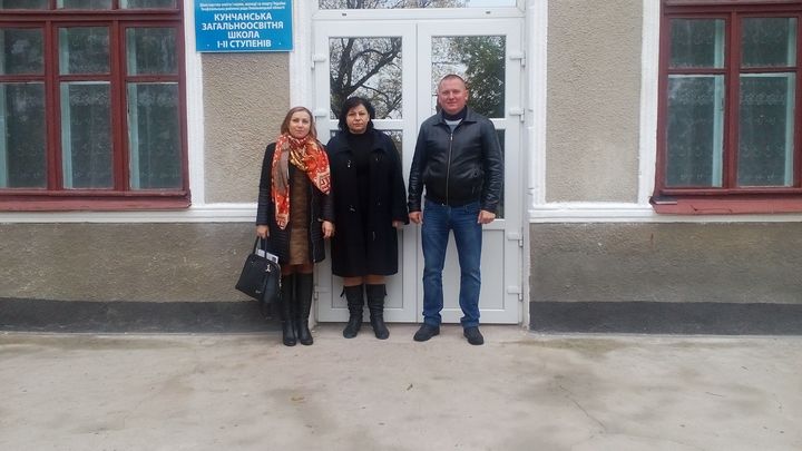 спільне фото з директором ЗОШ і сільським головою